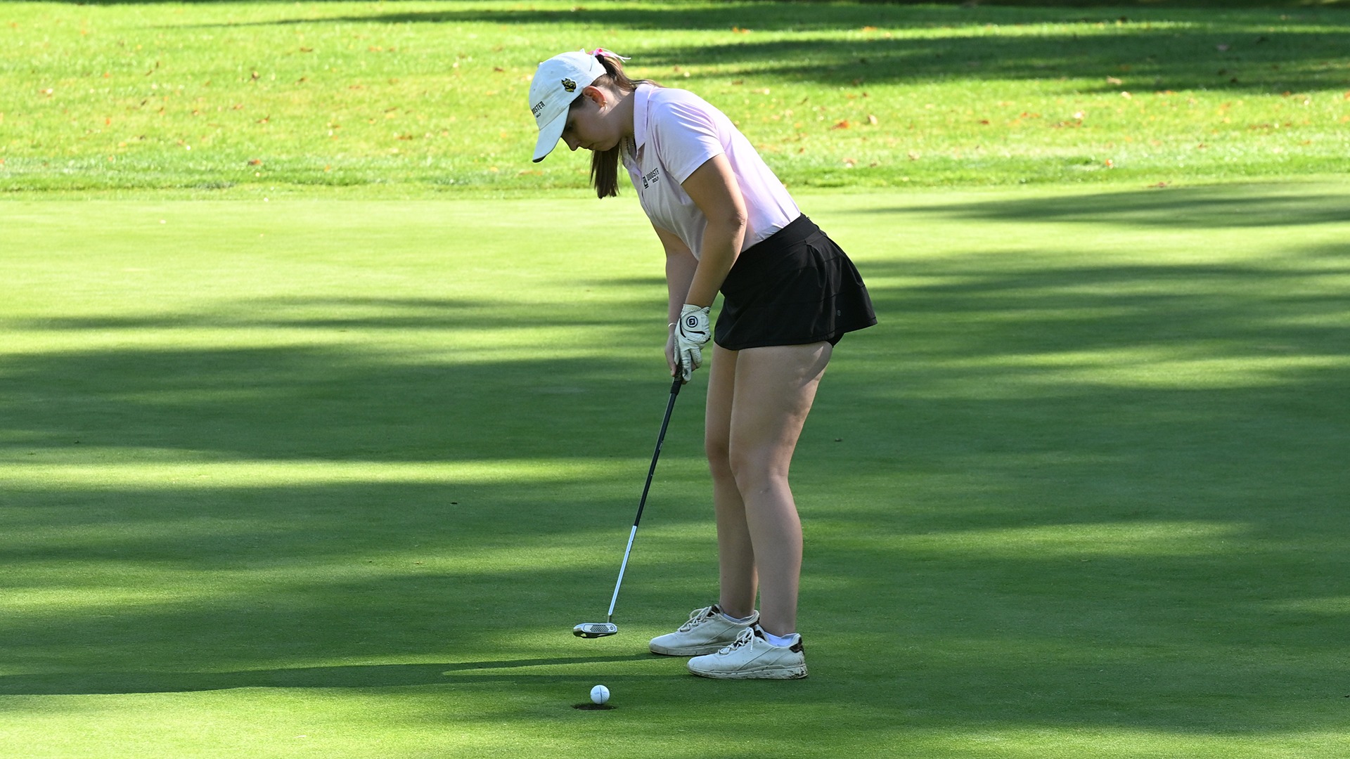 action photo of Morgan Erdmann putting during the JCU Fall Invite