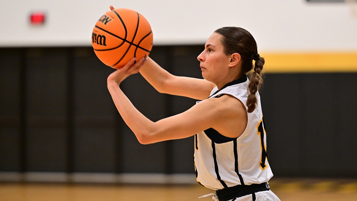 Ella Dean shoots from the baseline