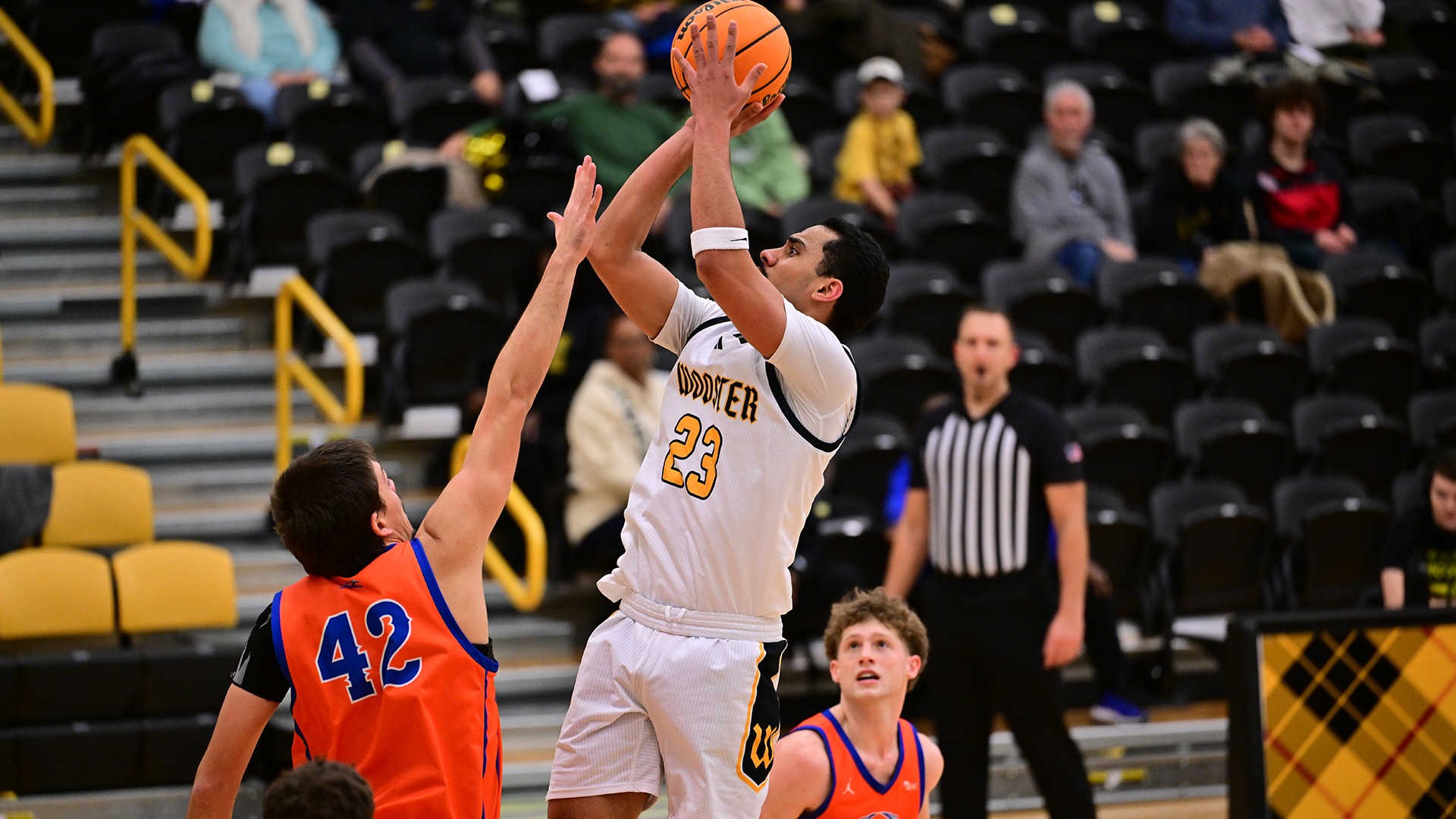 EJ Kapihe shoots over a Platteville player in a 2025 game