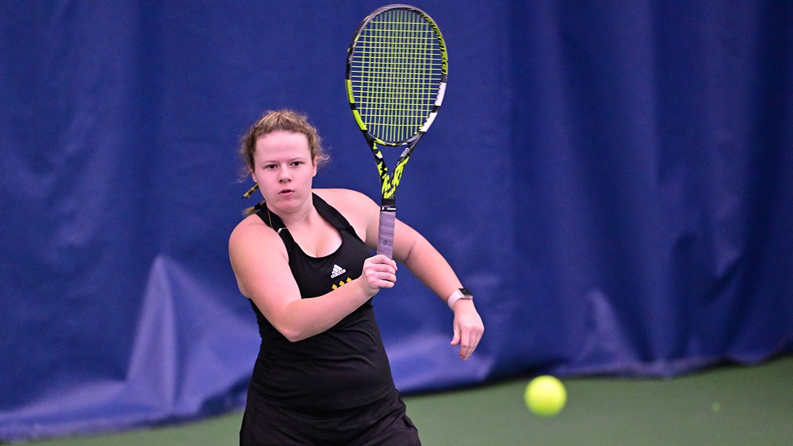 Elizabeth Meiners hits a forehand inside