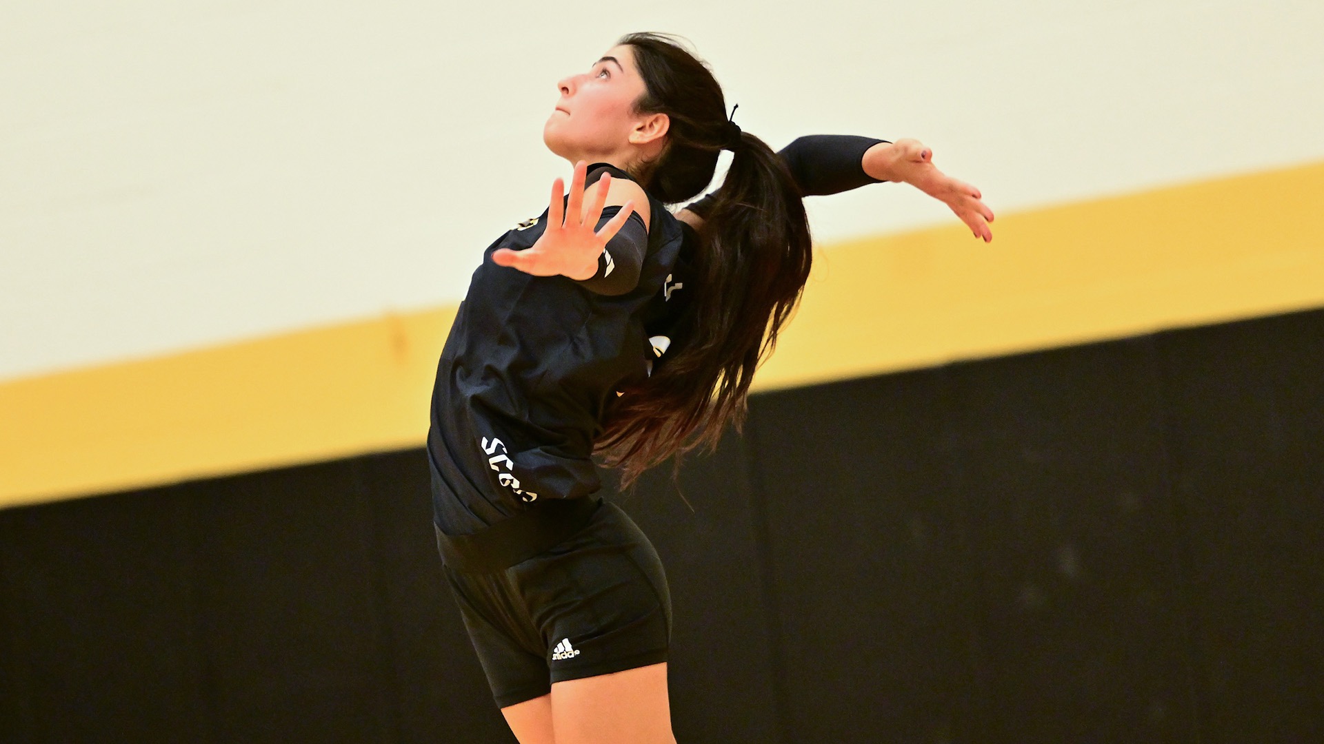 Catherine Muzilla winds up to serve