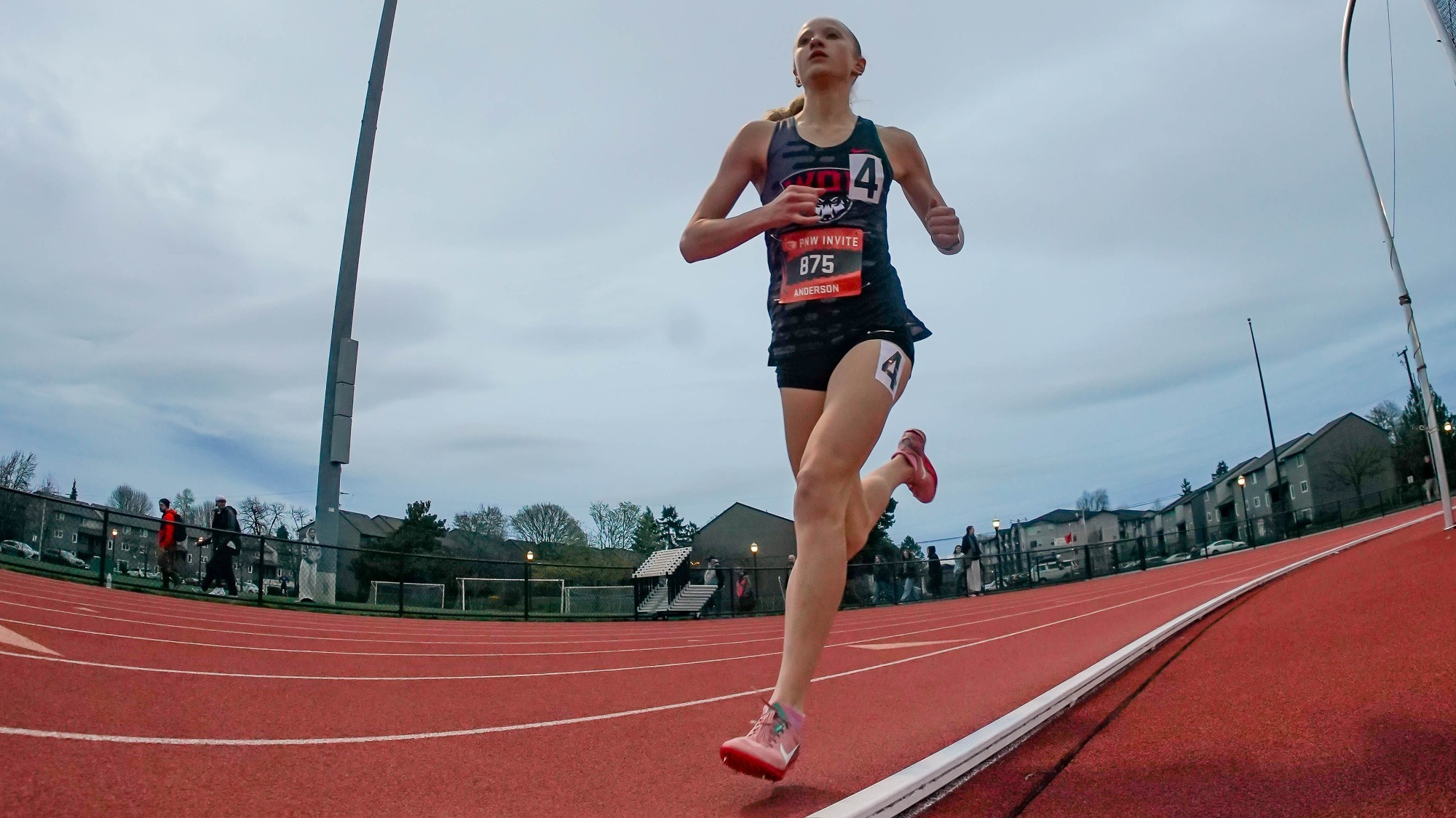 Maren Anderson running the 1,500 at the OSU PNW Invite