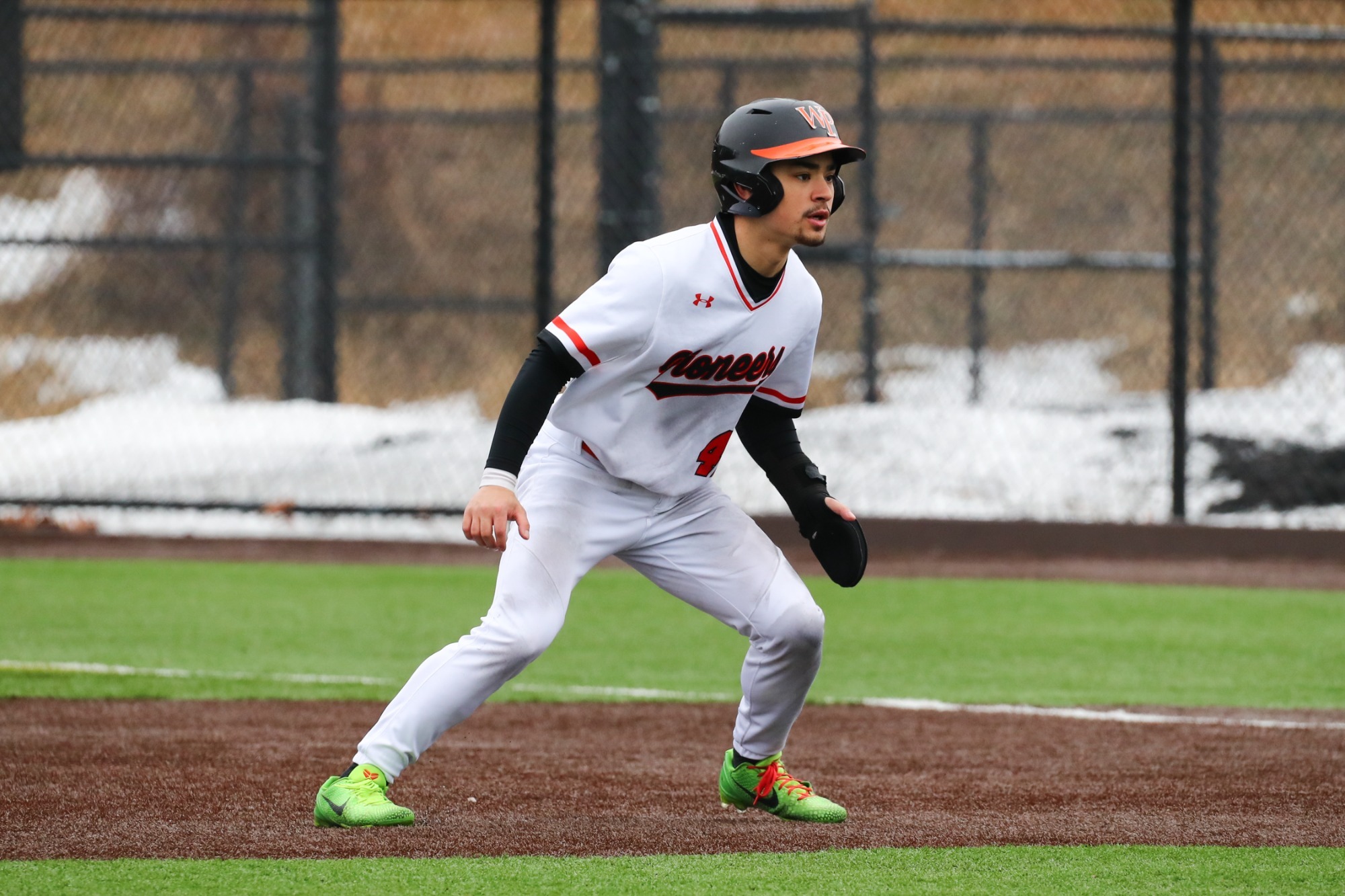 Devin Daproza takes a lead off first base.