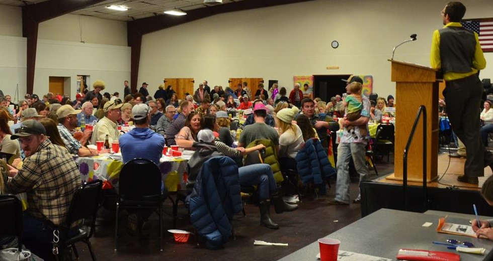 Crowd eats at the 2019 Crab Feed Dinner & Auction