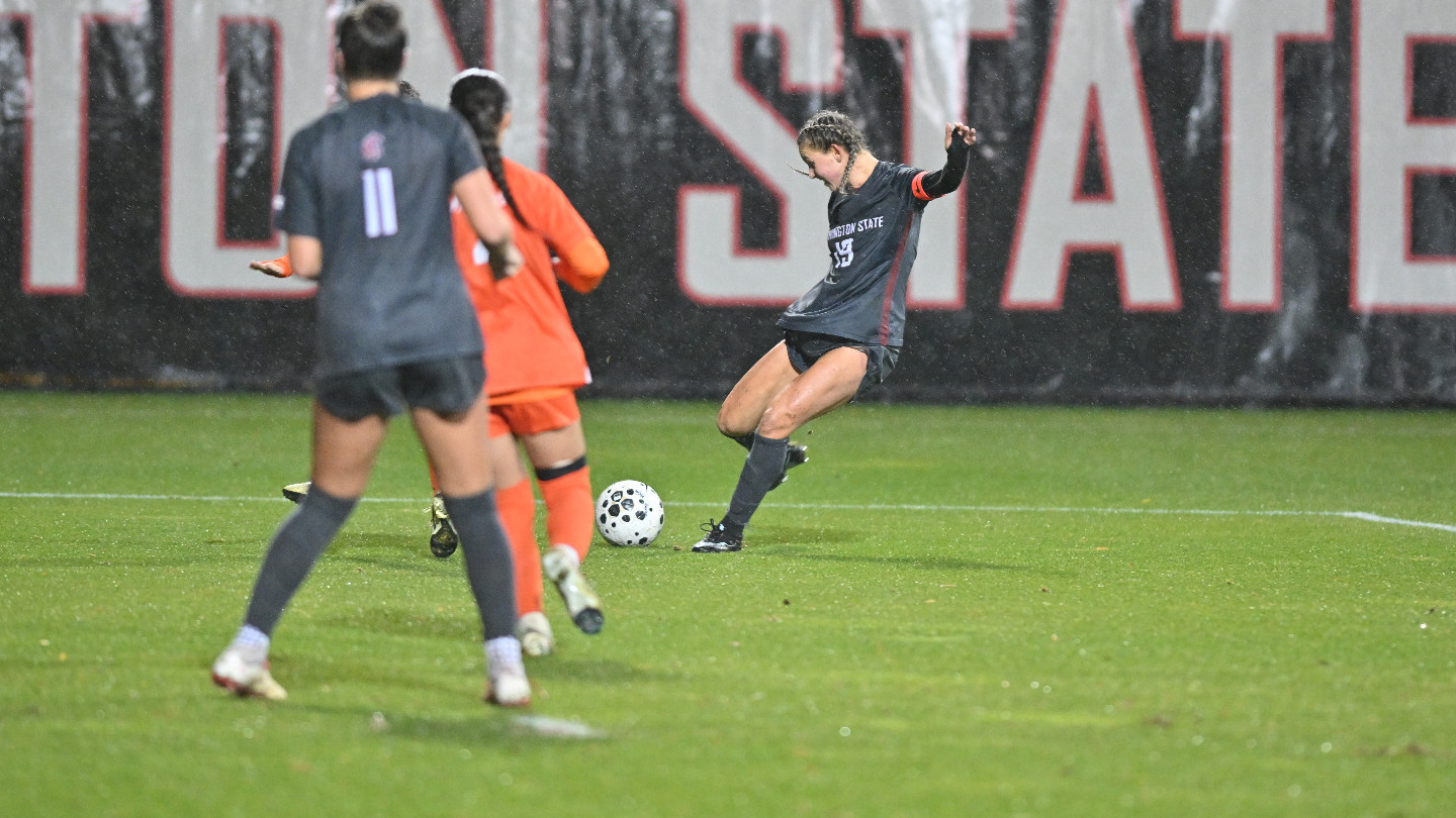 Maggie Mace shoots against Pepperdine, Nov. 1, 2025