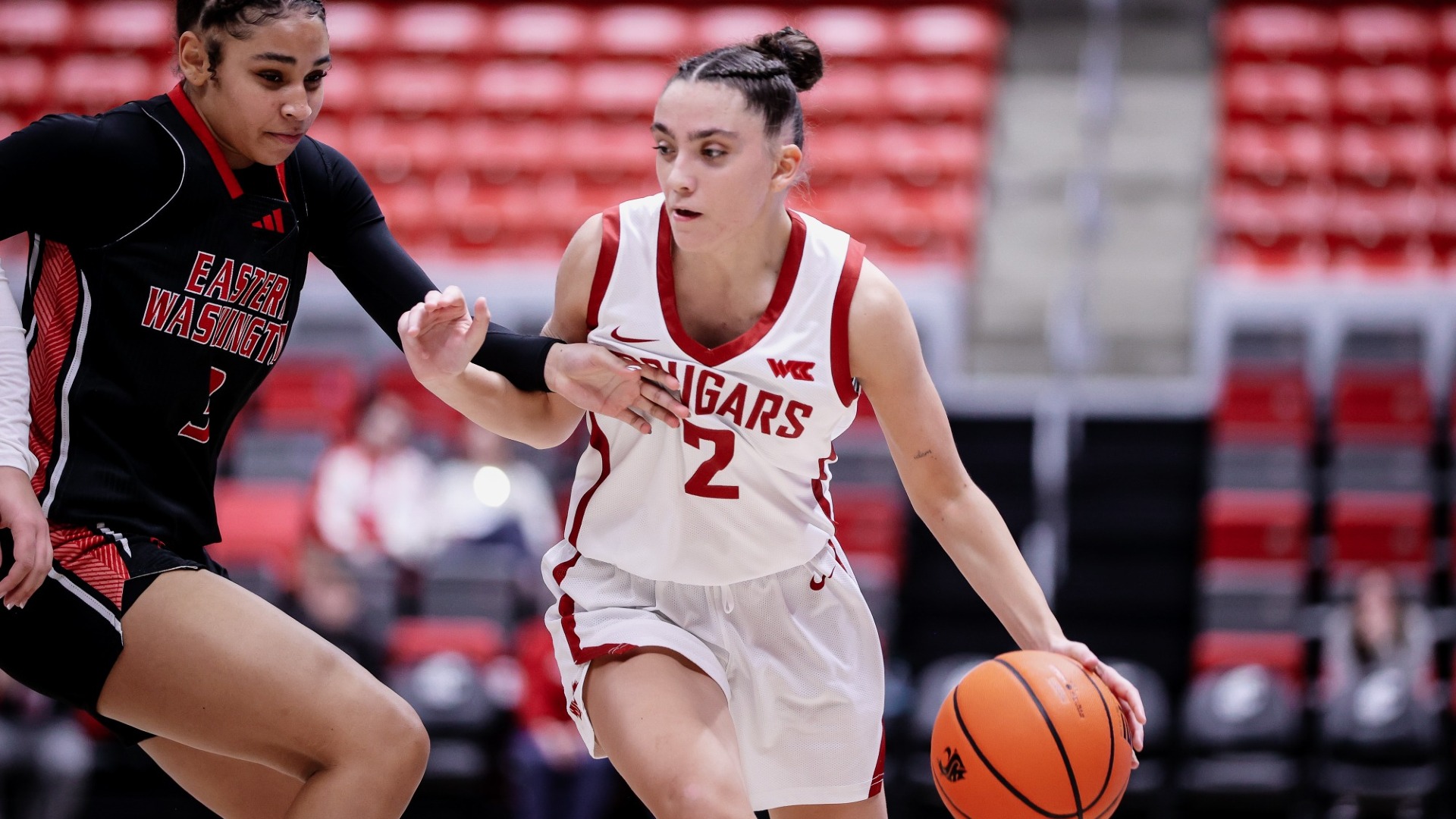 25_12_10 WSU WBB Eleonora Villa Dribbling against EWU