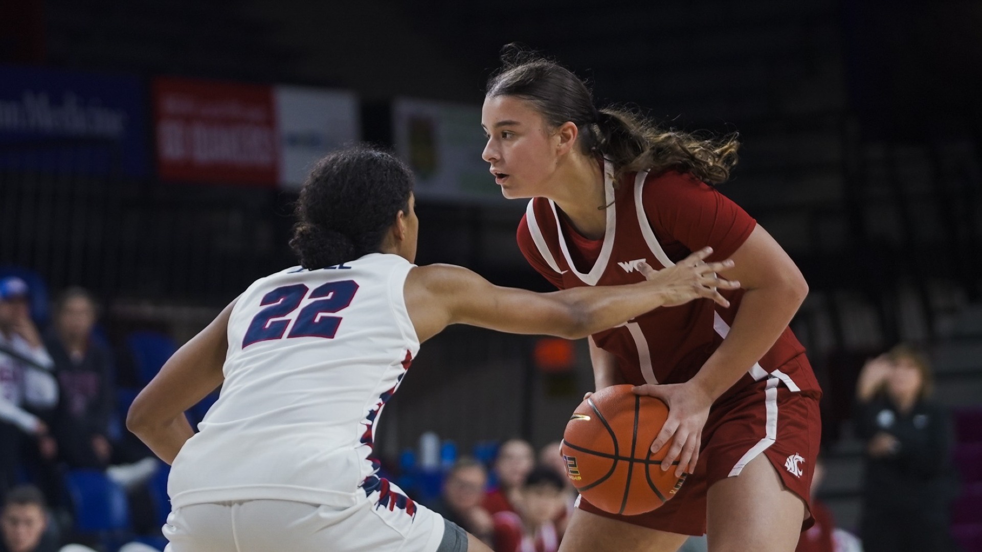 25_12_19 WSU WBB Malvina Haviri scans the court on offense at Penn
