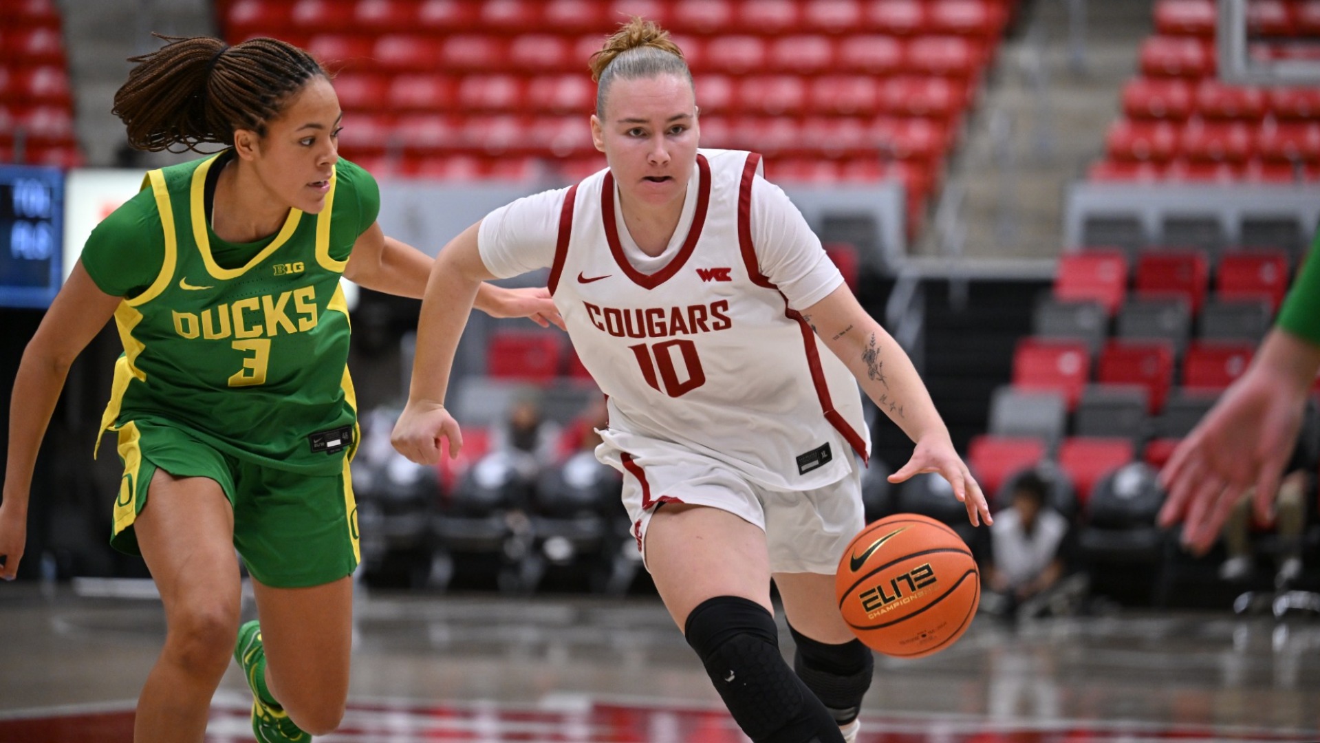 25_11_19 WSU WBB Charlotte Abraham drives with the ball against Oregon