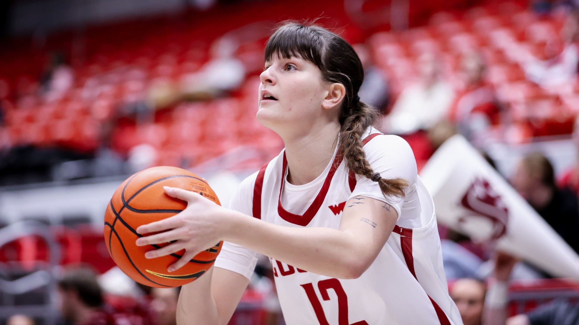 26_1_10 WSU WBB Marta Alsina gets ready to make a shot against Santa Clara