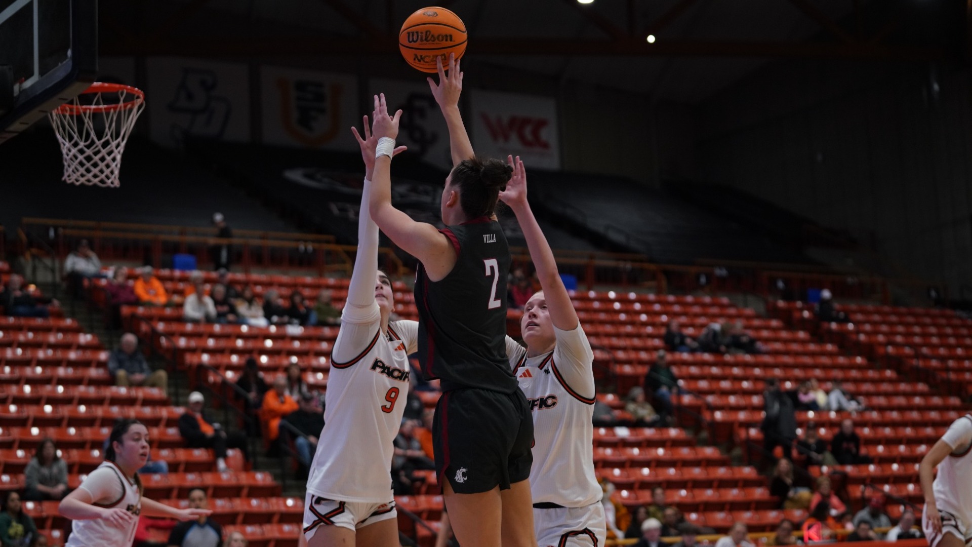 26_1_22 WSU WBB Eleonora Villa scores over two defenders at Pacific