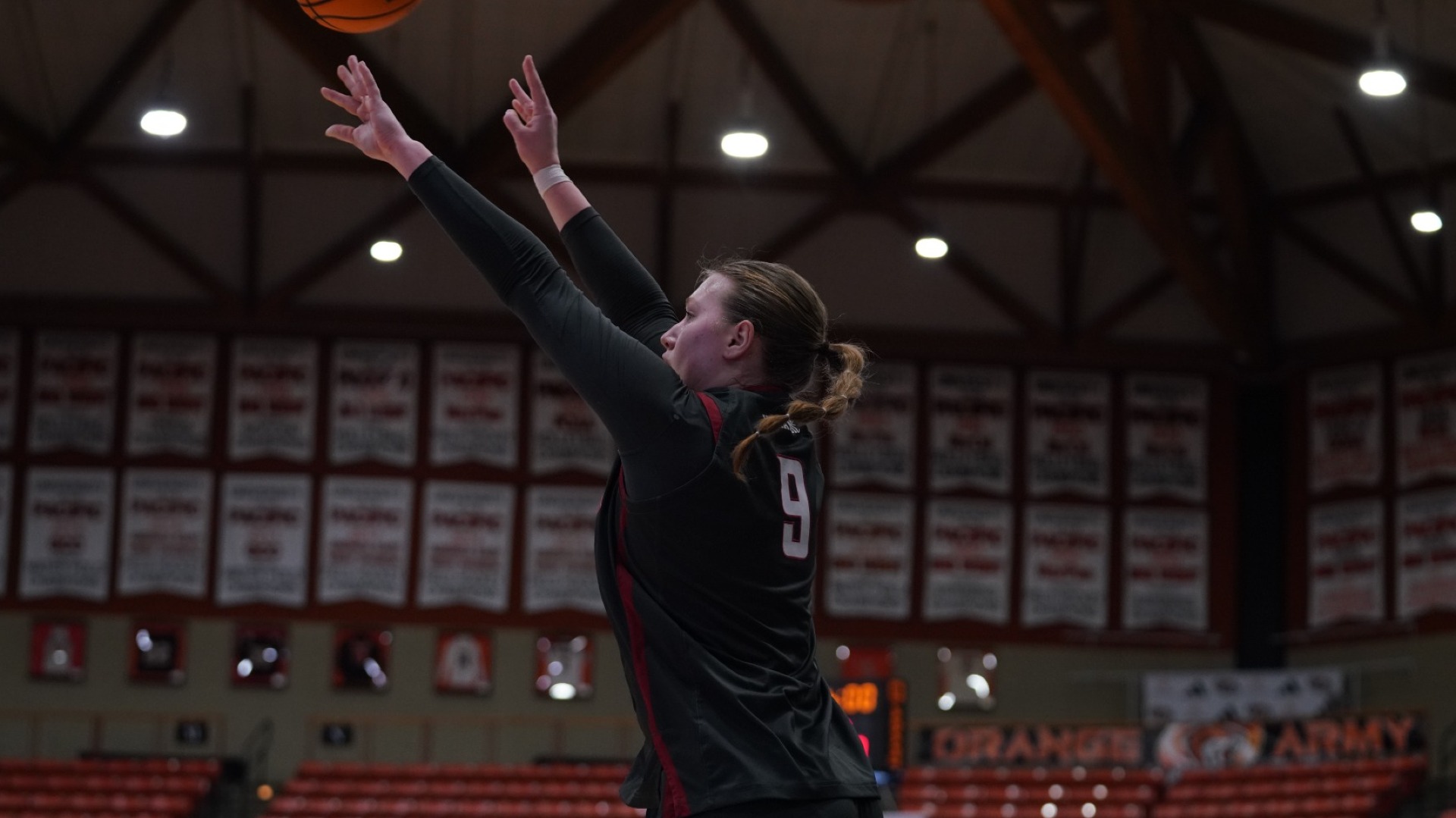 26_1_22 WSU WBB Tanja Valancic takes a 3-point shot at Pacific