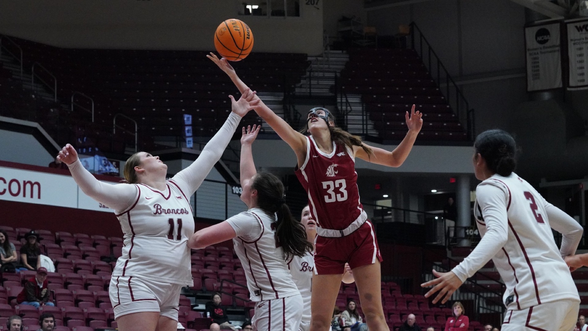 26_1_29 WSU WBB Alex Covill extends for a rebound at Santa Clara