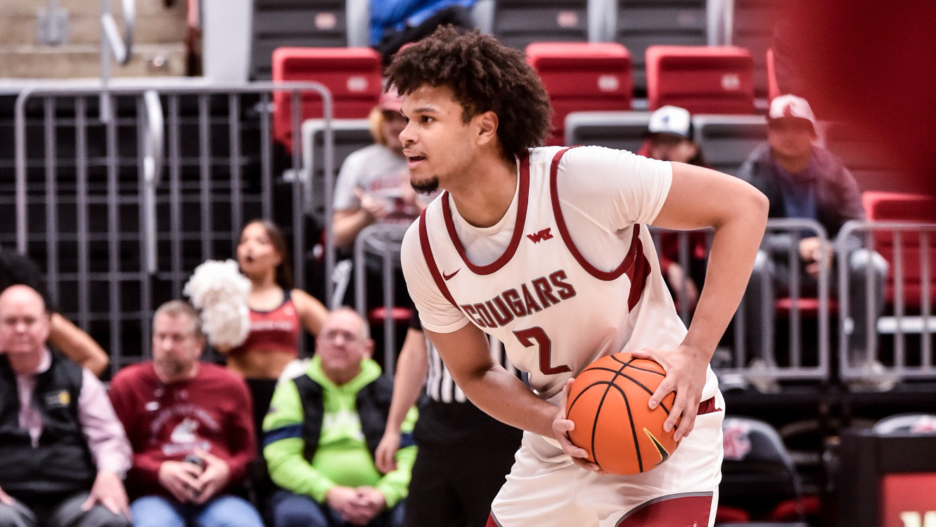 Eemeli Yalaho surveys the court against Seattle U, Jan. 28, 2026