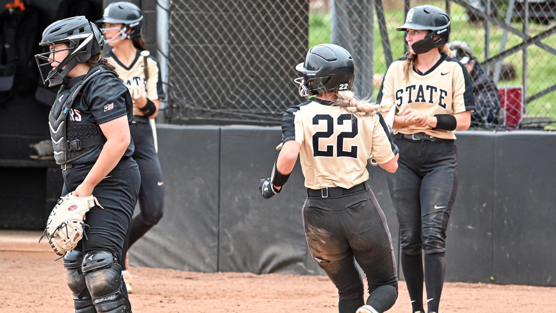 Yellow Jackets Softball split the series in a regular season finale