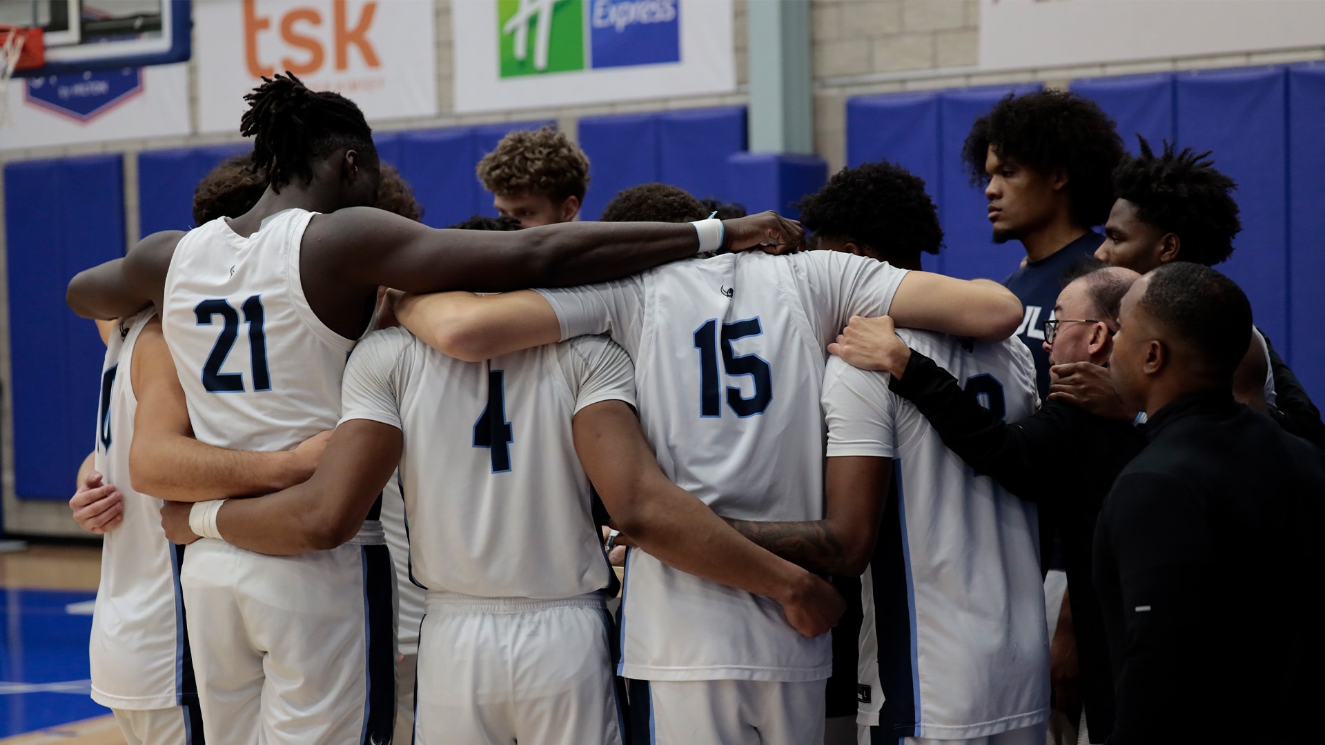 WWU 83, CMU 73 - Team Photo