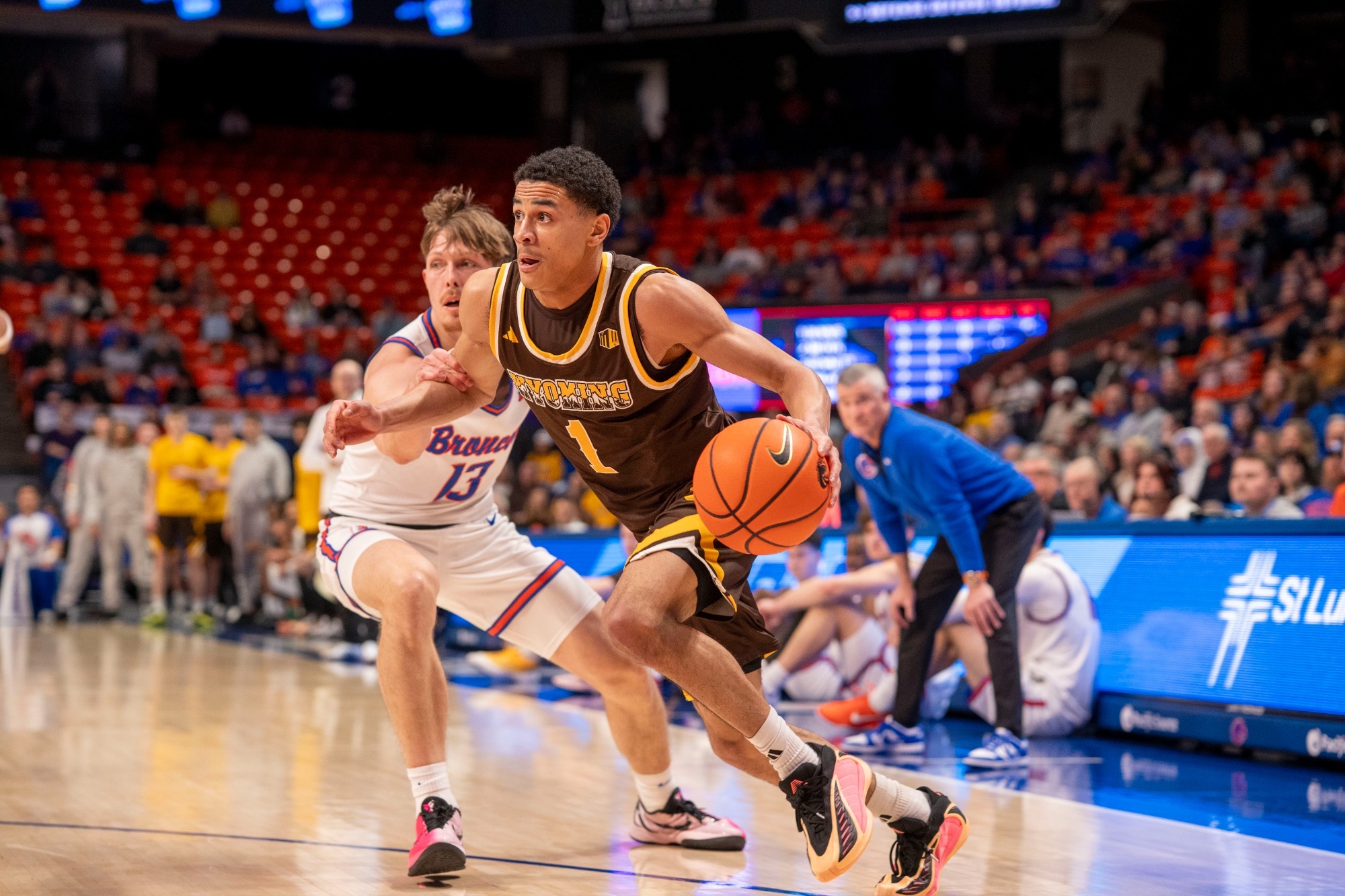 Damarion Dennis drvies to the basket at Boise State in 2026