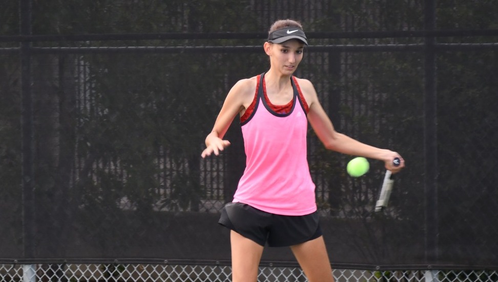 Maja Brnic returns a shot 2025-2026