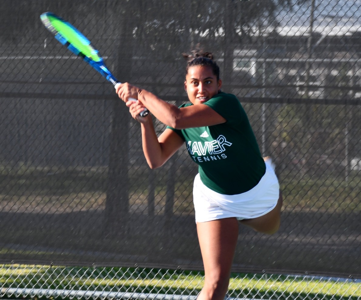 Valeria Ortega lunges for a ball