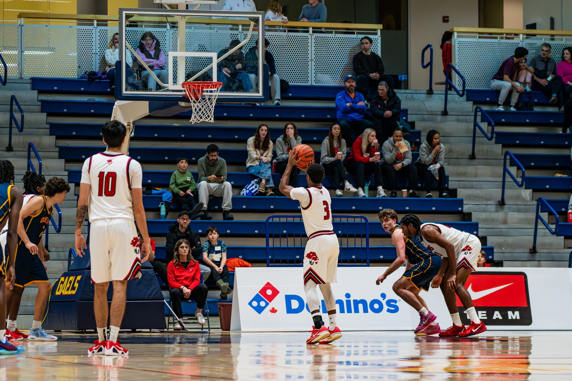 he York University Lions men’s basketball team looked to make it two in a row as they headed down the 401 to take on the Queens Gaels on Saturday evening in Kingston