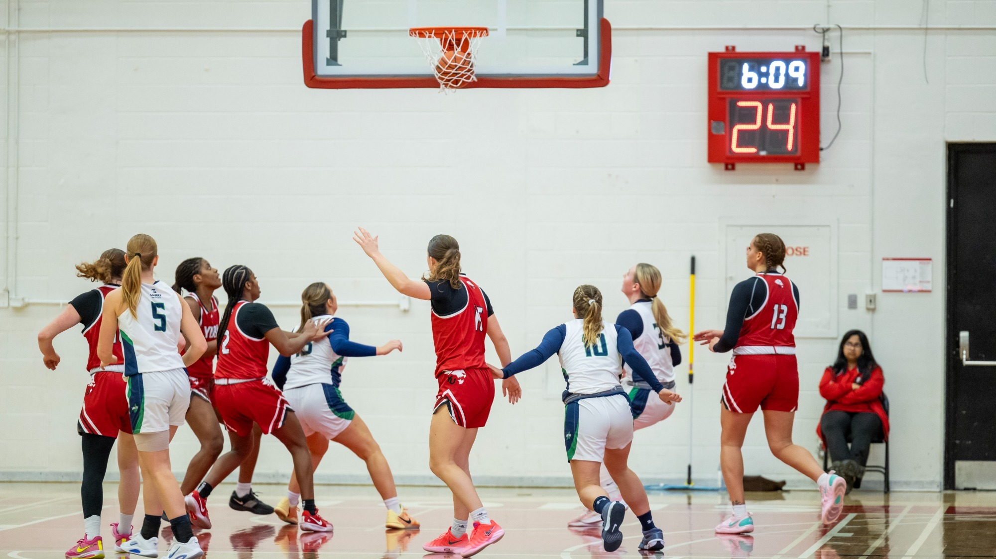the York University Lions women’s basketball team returned to Tait McKenzie Centre on Saturday evening looking to keep its momentum going against the Nipissing Lakers