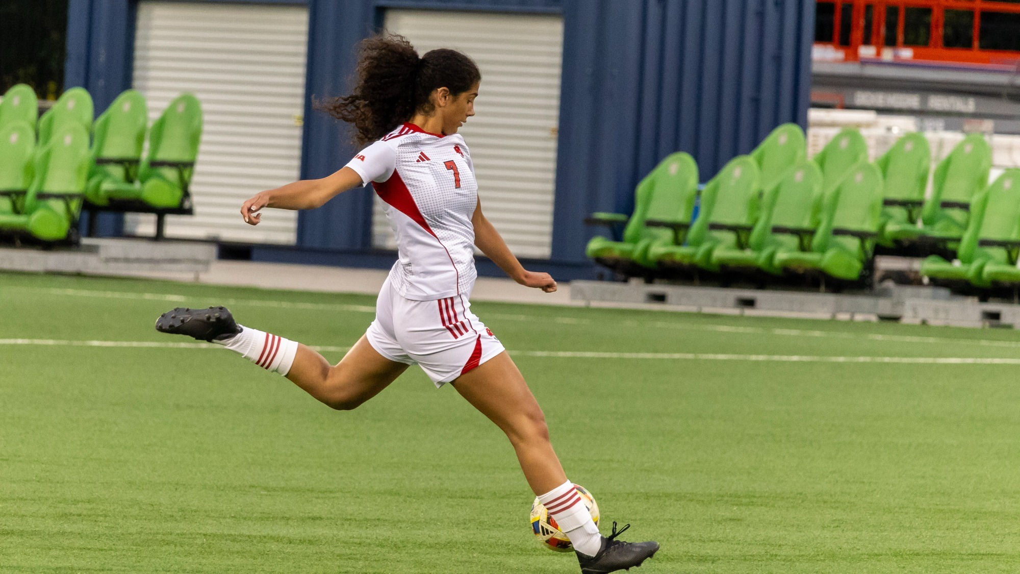 The York University Lions women’s soccer team delivered an outstanding performance on Saturday afternoon, defeating the Algoma Thunderbirds 4-0.