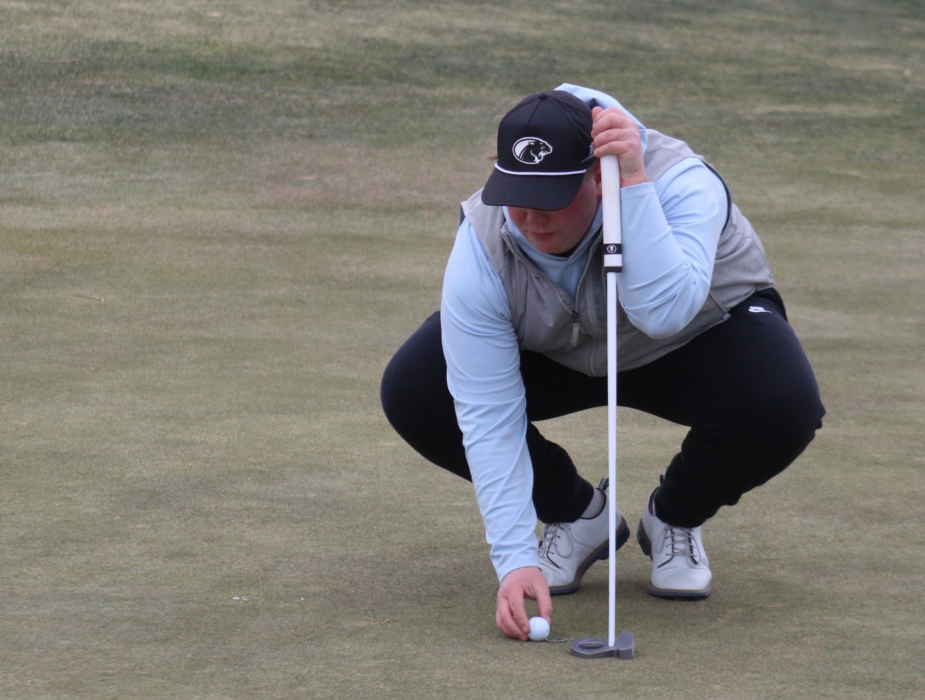 Meador lines up putt