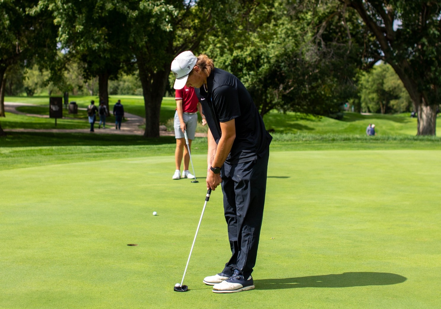 Ottavio putts in the hole