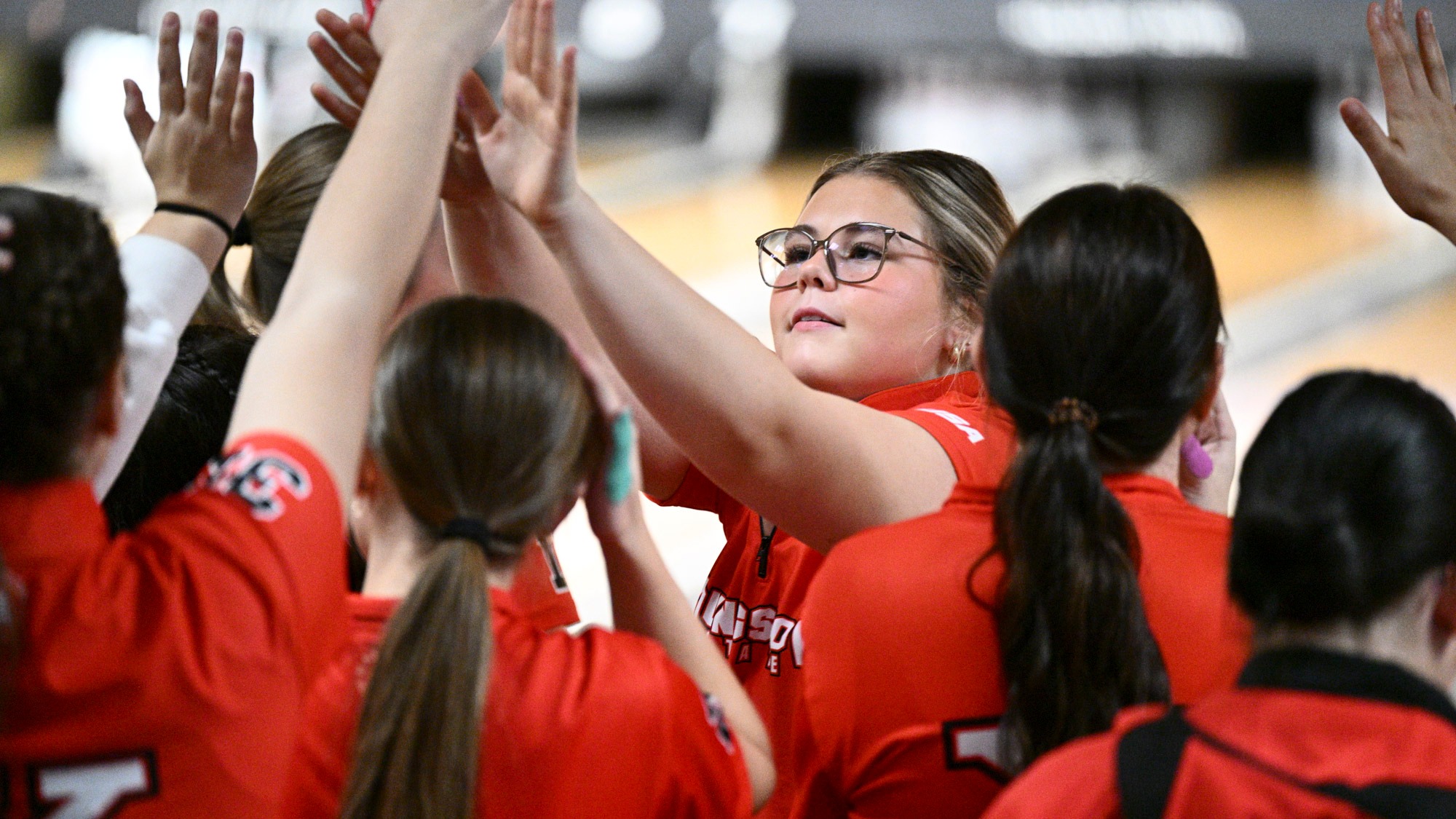 Liv Baskin high fives her Youngstown State bowling teammates at the 2025 Chelsea Gilliam Penguin Classic on Oct. 19, 2025. Photo by Robert Hayes.