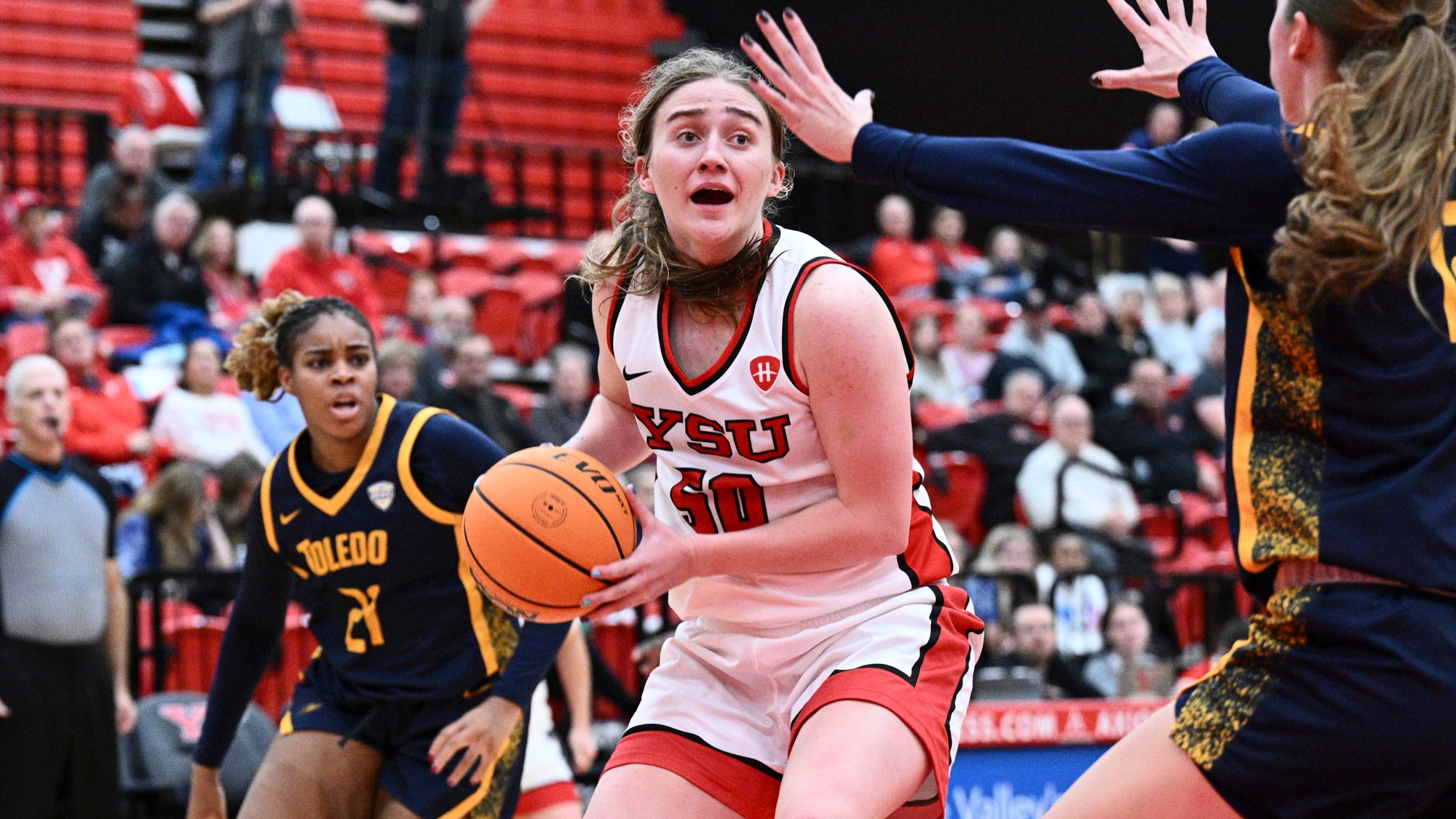 Sarah Baker prepares to shoot in the YSU Women's Basketball game vs. Toledo on Nov. 25, 2025.