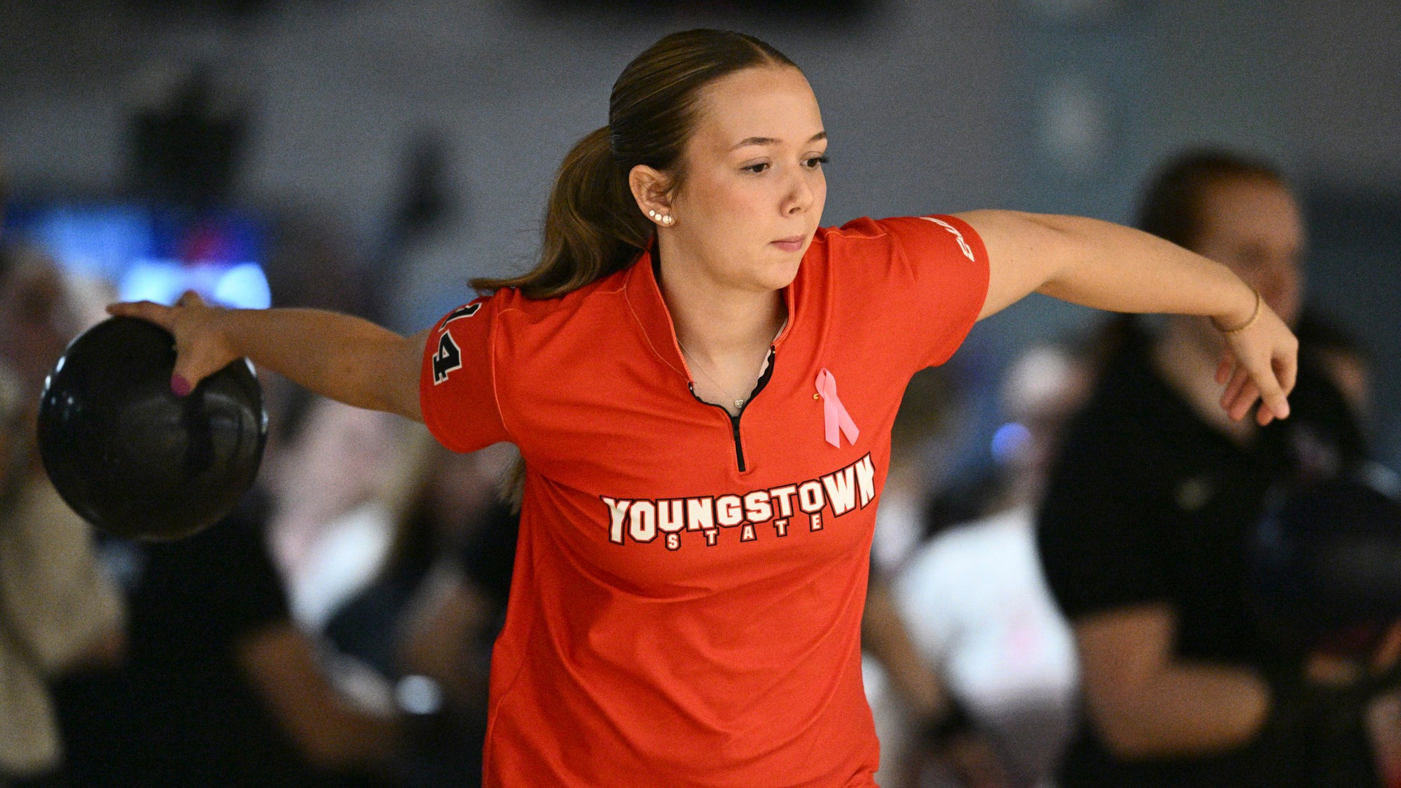 Leyna Kratzer bowls for Youngstown State at the 2025 Chelsea Gilliam Penguin Classic on Oct. 19, 2025. Photo by Robert Hayes.