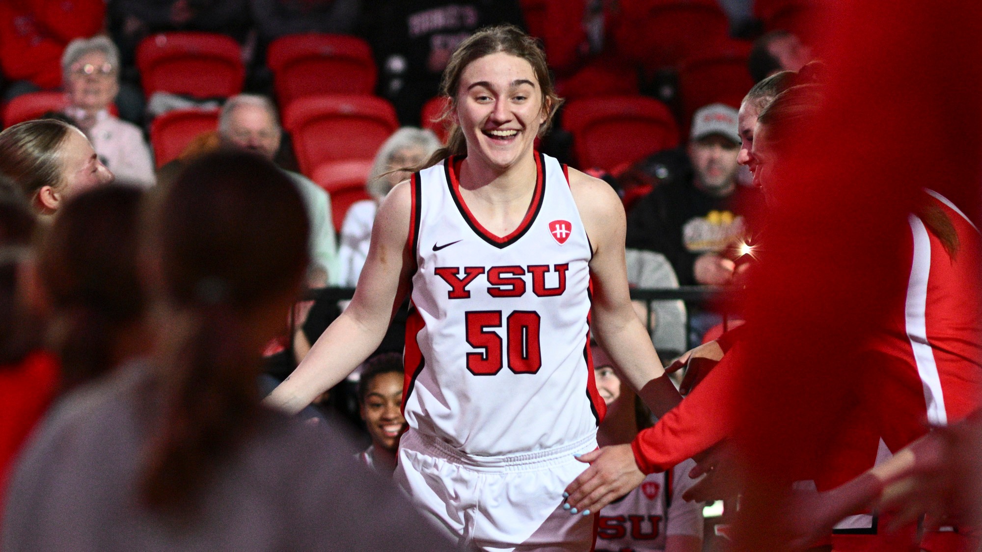 Sarah Baker high fives members of a youth girls basketball team during starting lineup introductions. Youngstown State women's basketball vs. IU Indy on Jan. 17, 2026.