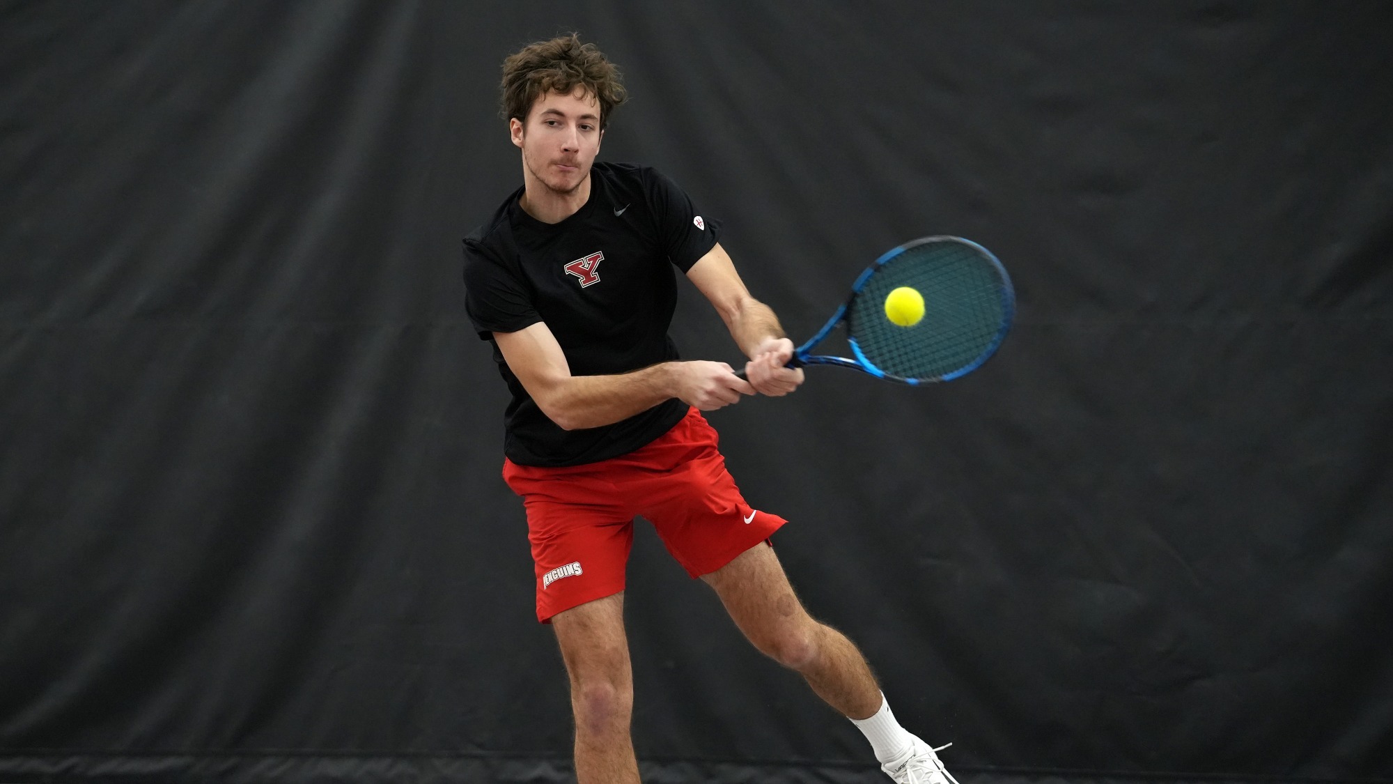 Alexis Maulouet returns a serve