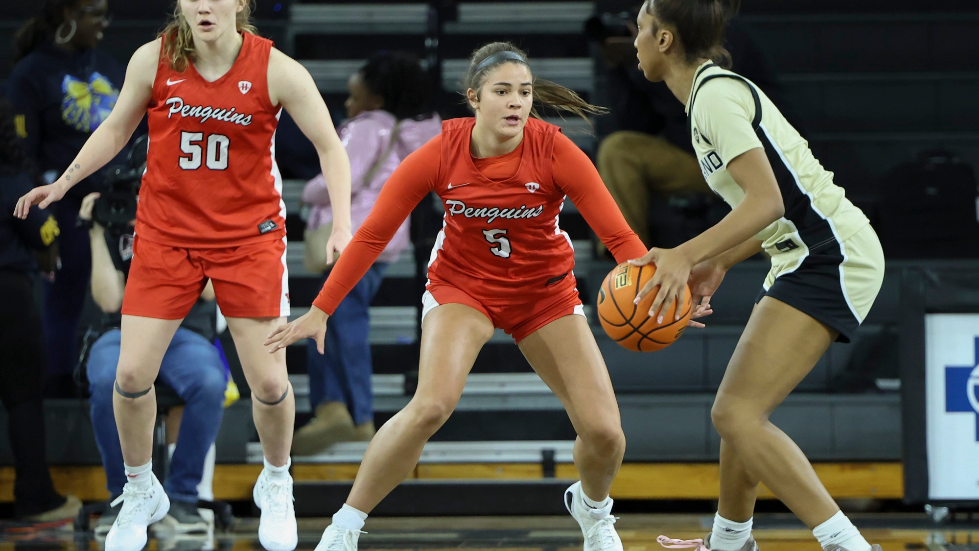 Hayden Barrier guards an Oakland player in Youngstown State's win over the Golden Grizzlies on Jan. 31, 2026.