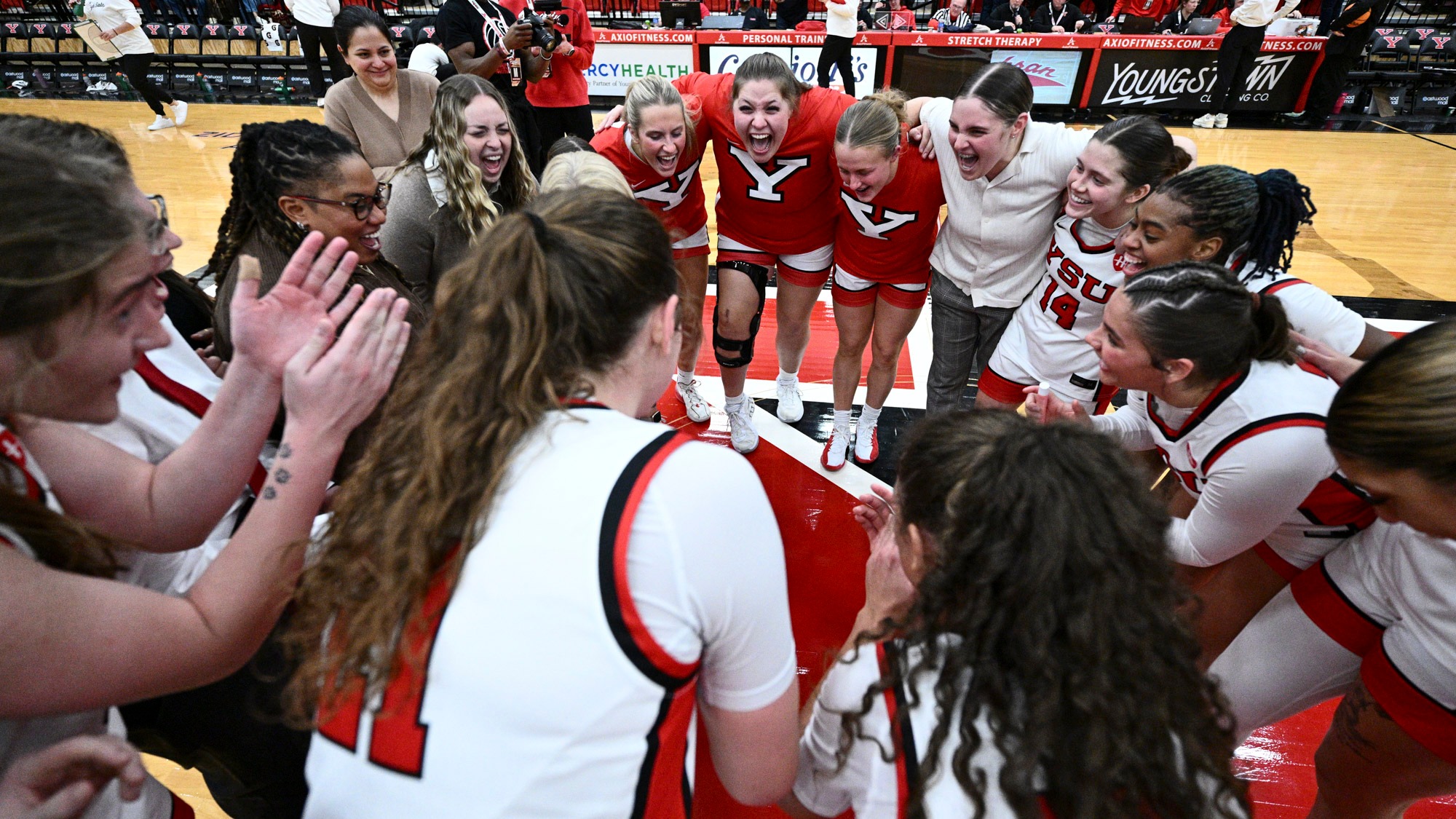 Youngstown State huddles to celebrate at midcourt after beating Wright State on Dec. 16, 2025. Photo by Robert Hayes.