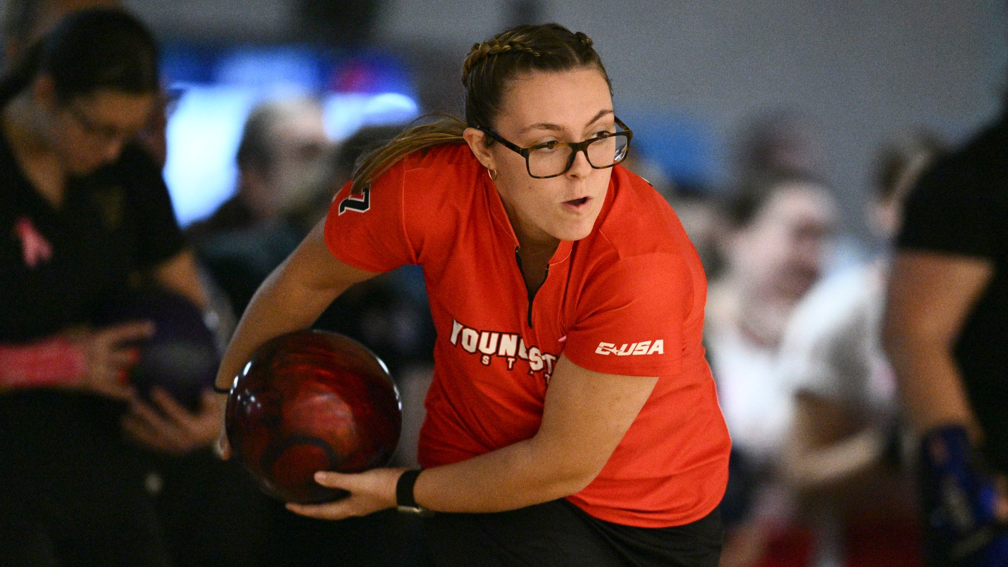 Amber Spicer prepares to deliver her bowling ball for Youngstown State at the 2025 Chelsea Gilliam Penguin Classic on Oct. 19, 2025. Photo by Robert Hayes.