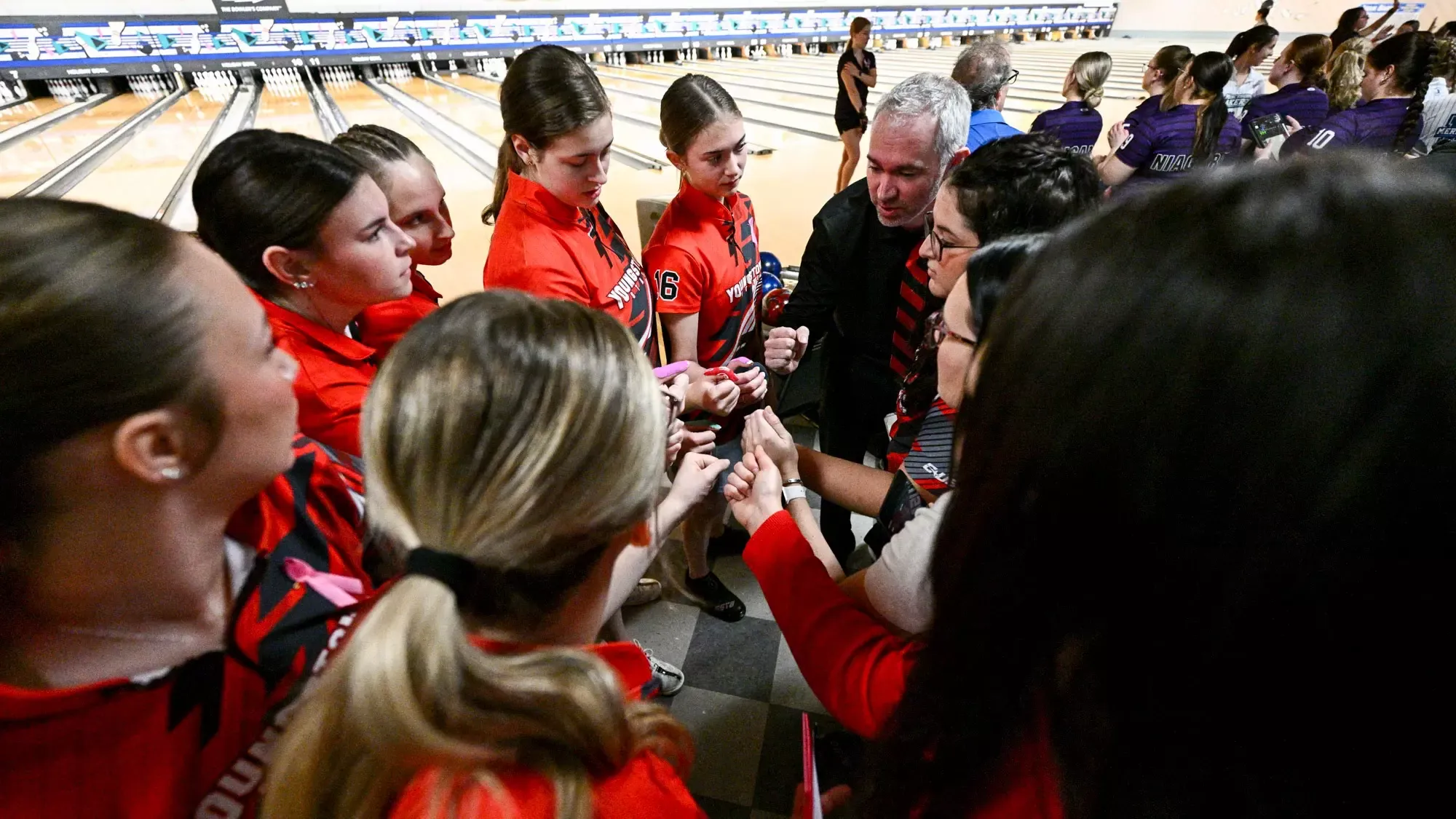 Youngstown State's bowling team huddles at the 2025 Chelsea Gilliam Penguin Classic on Oct. 17, 2025.