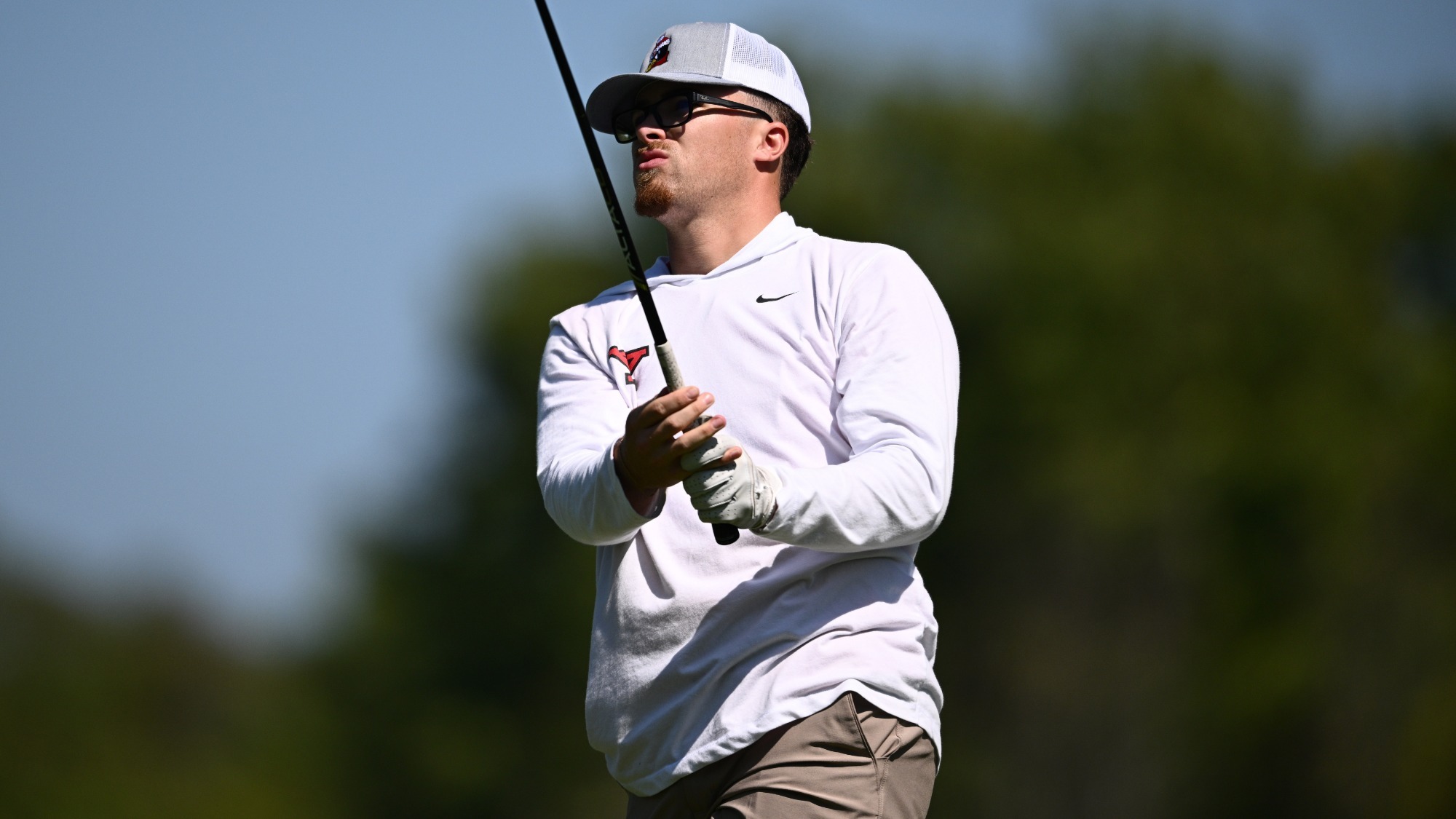 Jake Ryan watches a tee shot for YSU during the Mercyhurst Laker Fall Invitational on Sept. 14, 2025 (Photo by Robert Hayes)