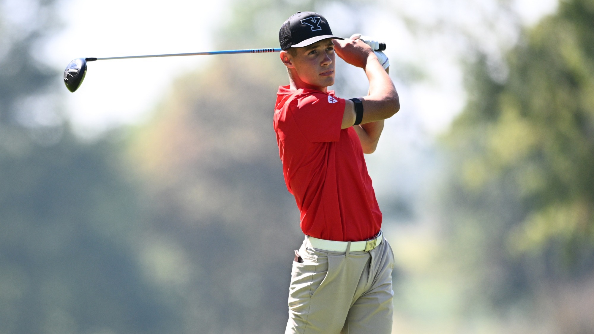 Jordan Kish watches a tee shot for YSU during the Mercyhurst Laker Fall Invitational on Sept. 14, 2025 (Photo by Robert Hayes)