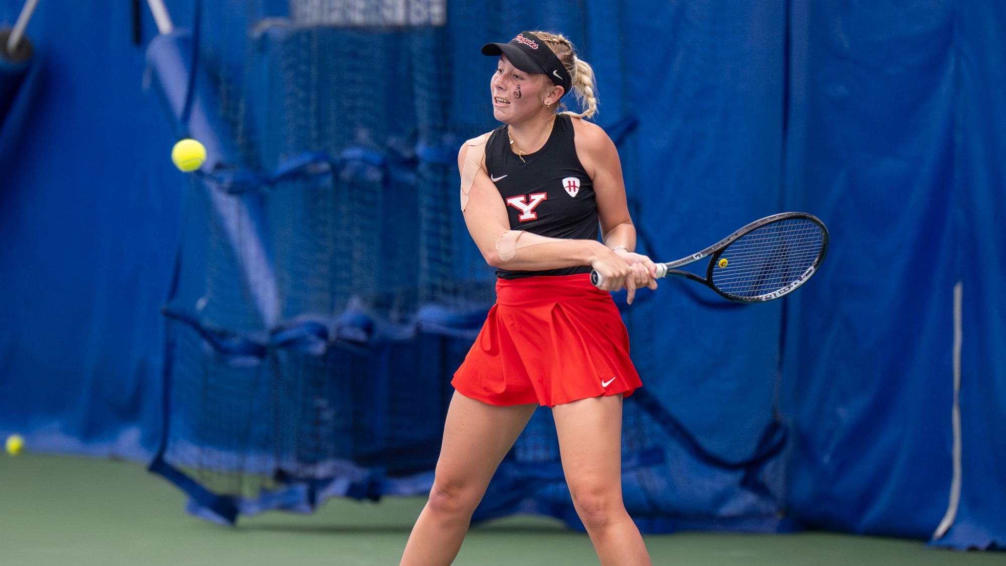 Line Greyling prepares to return a backhand (photo by Oakland)