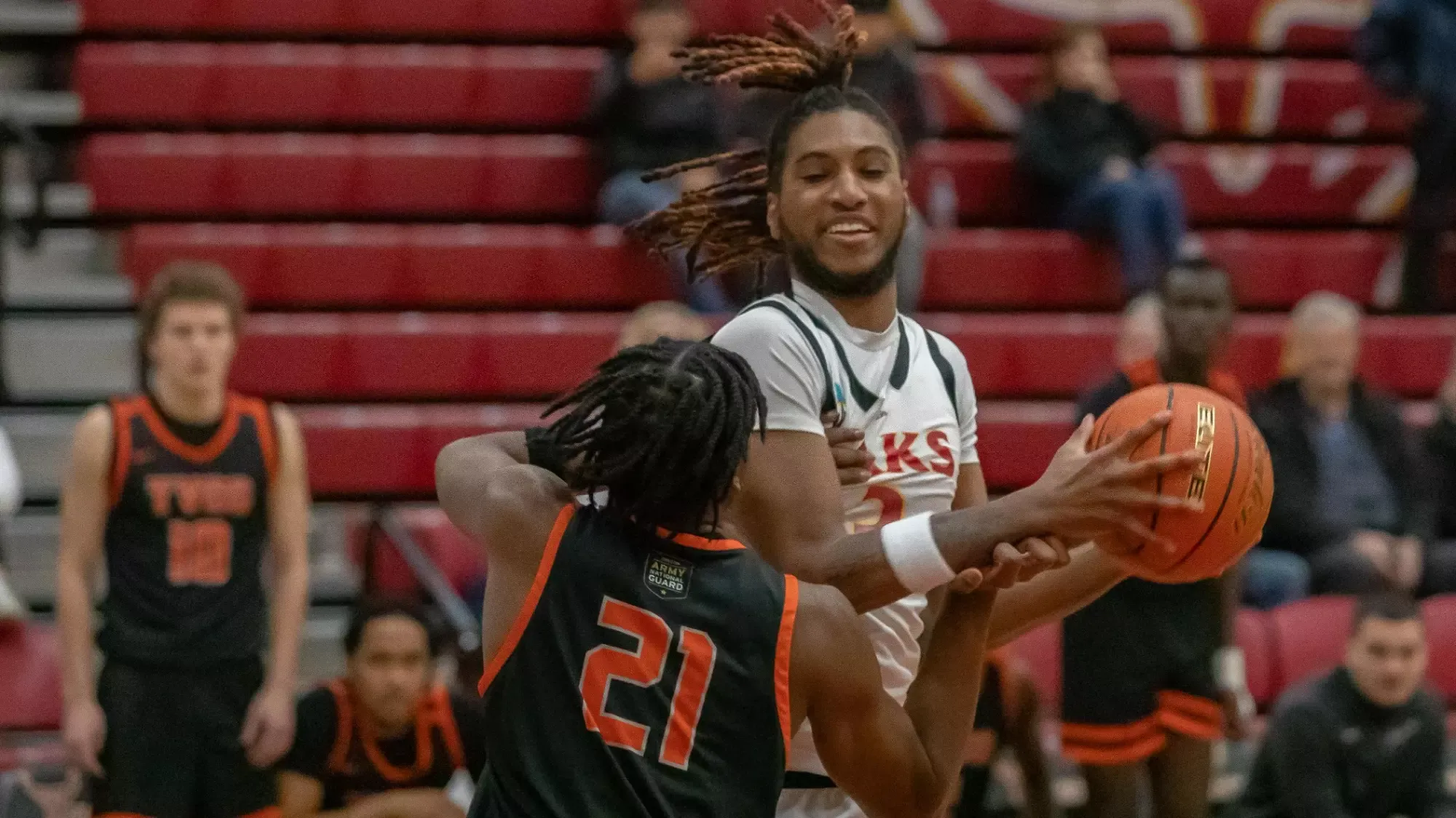 D'Anthony Rabb pivots