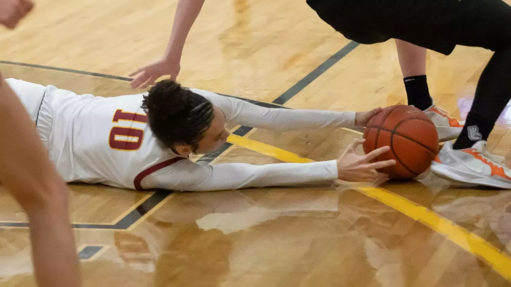 Brooklynne Sylve sprawls for a loose ball