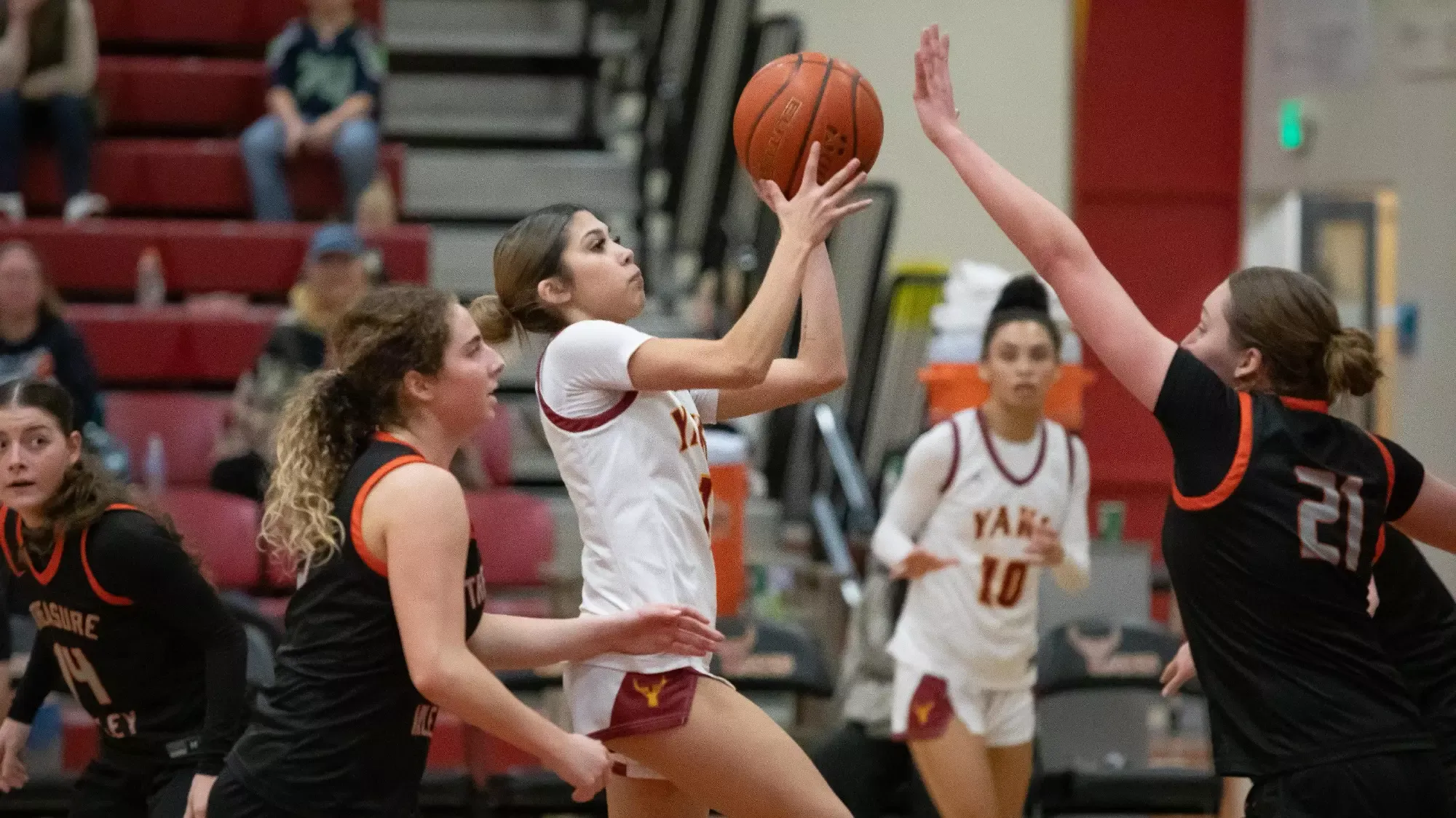 Jewelisa Landa shoots